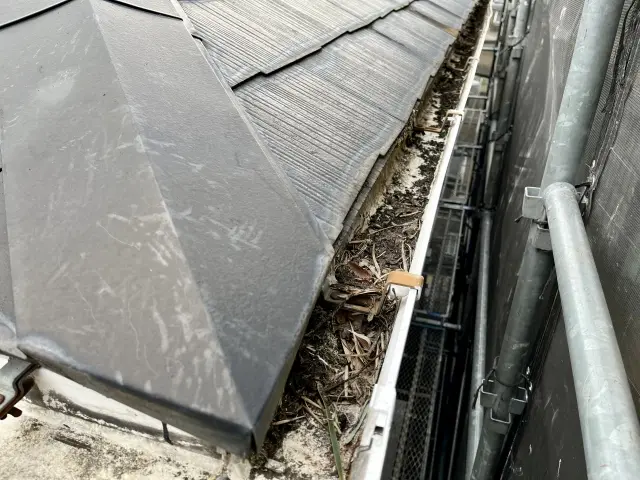 雨樋から水が溢れる