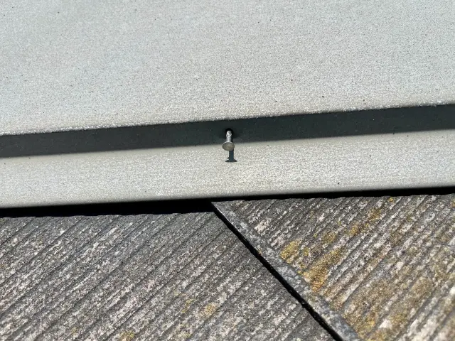 棟板金の釘浮き