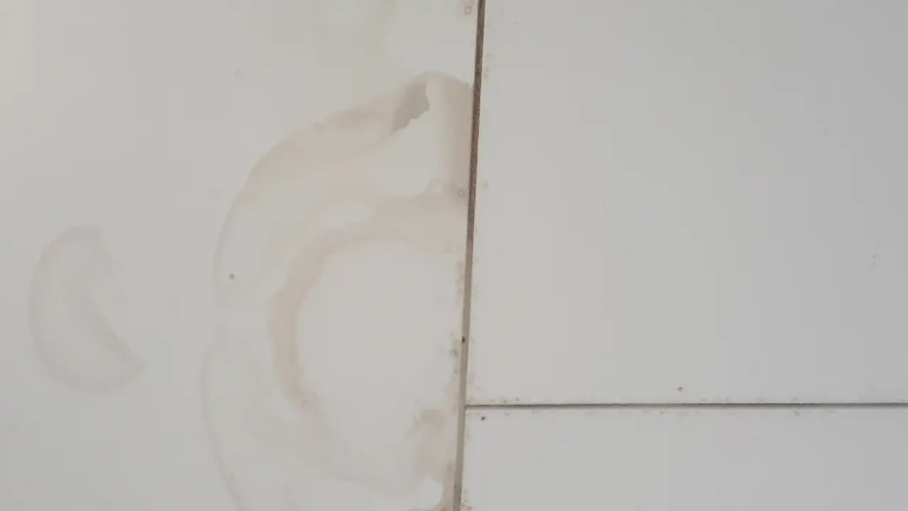 密かに進む雨漏り・・・